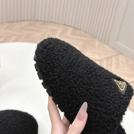 MULES ATTACHED TRIANGLE LOGO IN BLACK SHEARLING