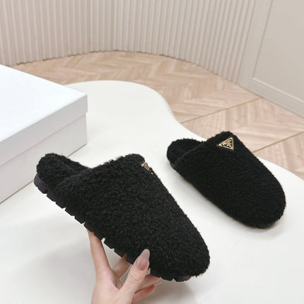 MULES ATTACHED TRIANGLE LOGO IN BLACK SHEARLING