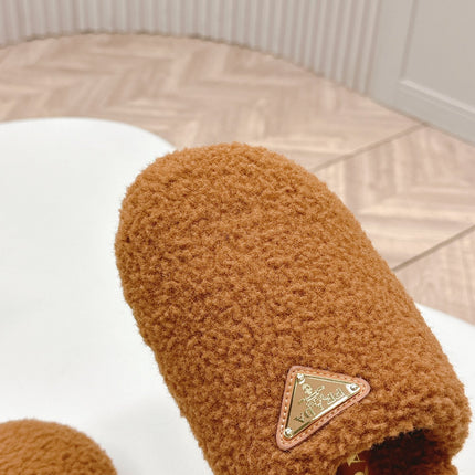 MULES ATTACHED TRIANGLE LOGO IN BRONZE BROWN SHEARLING