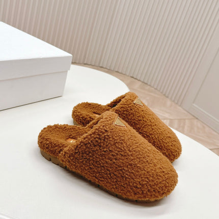 MULES ATTACHED TRIANGLE LOGO IN BRONZE BROWN SHEARLING