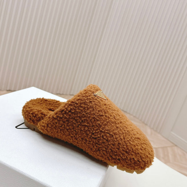 MULES ATTACHED TRIANGLE LOGO IN BRONZE BROWN SHEARLING