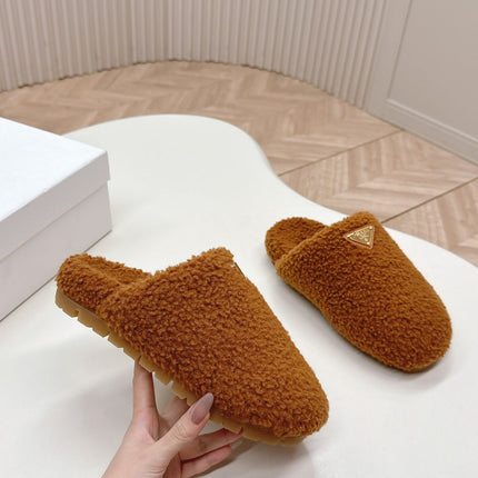 MULES ATTACHED TRIANGLE LOGO IN BRONZE BROWN SHEARLING