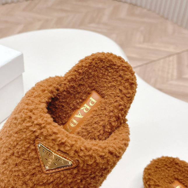 MULES ATTACHED TRIANGLE LOGO IN BRONZE BROWN SHEARLING