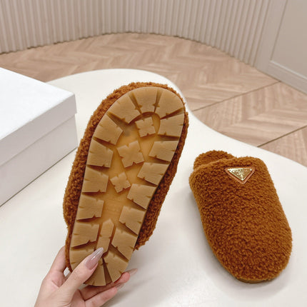 MULES ATTACHED TRIANGLE LOGO IN BRONZE BROWN SHEARLING