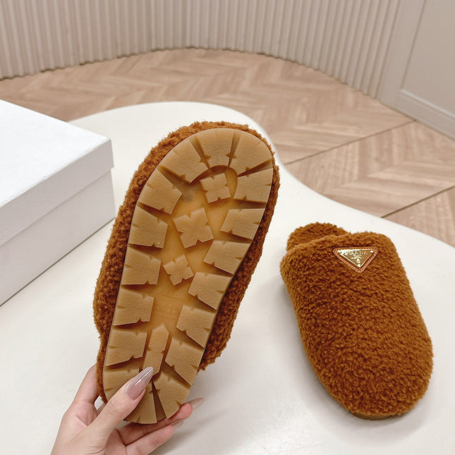 MULES ATTACHED TRIANGLE LOGO IN BRONZE BROWN SHEARLING