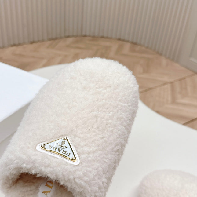 MULES ATTACHED TRIANGLE LOGO IN WHITE SHEARLING