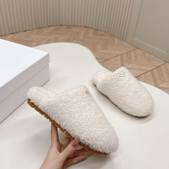MULES ATTACHED TRIANGLE LOGO IN WHITE SHEARLING