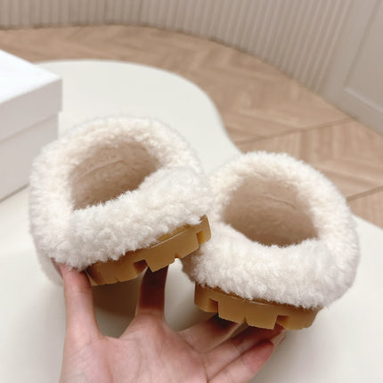 MULES ATTACHED TRIANGLE LOGO IN WHITE SHEARLING