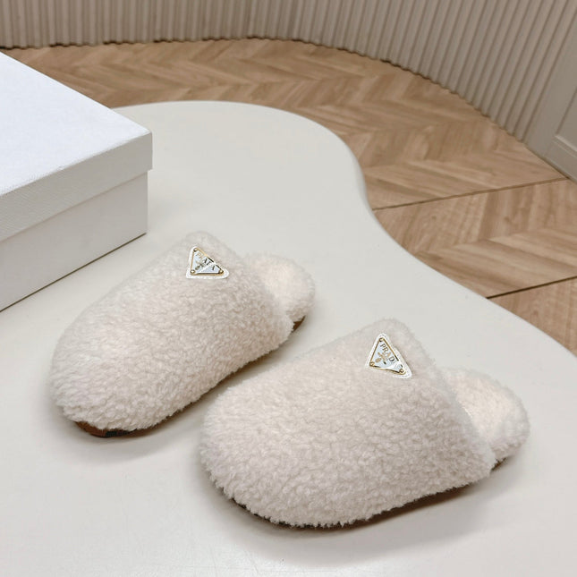 MULES ATTACHED TRIANGLE LOGO IN WHITE SHEARLING
