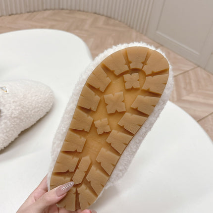 MULES ATTACHED TRIANGLE LOGO IN WHITE SHEARLING