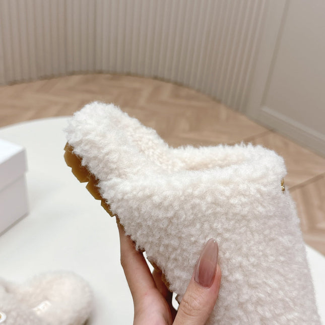 MULES ATTACHED TRIANGLE LOGO IN WHITE SHEARLING