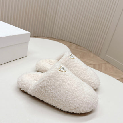 MULES ATTACHED TRIANGLE LOGO IN WHITE SHEARLING