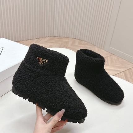 SNOW ANKLE BOOTS IN BLACK SHEARLING