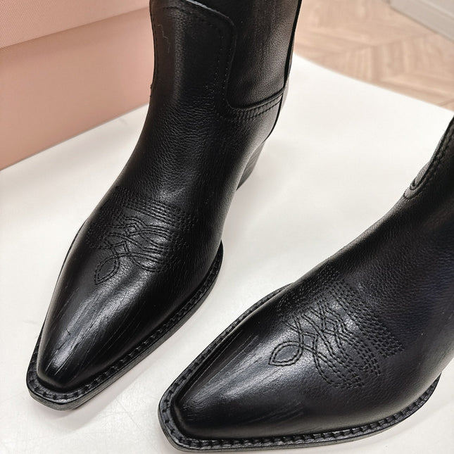 POINTED TOE BOOTS IN BLACK CALFSKIN
