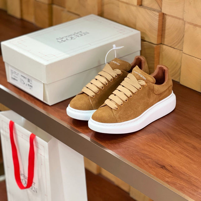 OVERSIZED SNEAKERS IN BROWN SUEDE