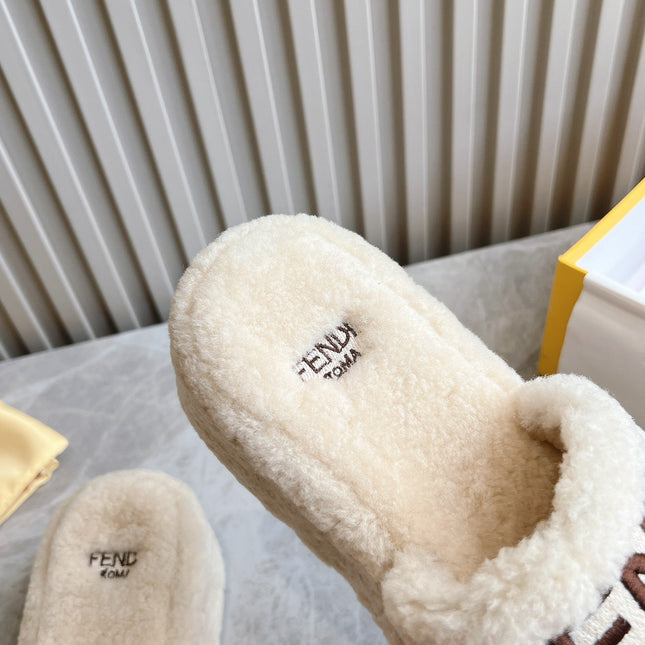 FENDI SLIPPER IN WHITE FUR WITH BROWN LOGO