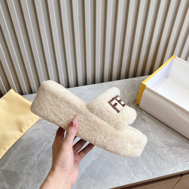 FENDI SLIPPER IN WHITE FUR WITH BROWN LOGO