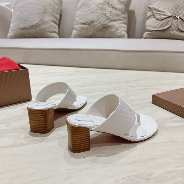 EMBOIDERED LOGO MULES IN WHITE EMBOSSED CALFSKIN