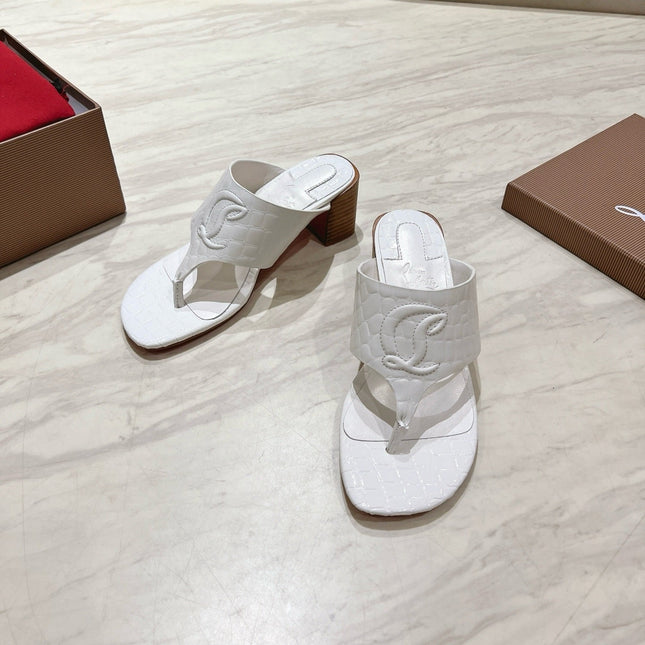 EMBOIDERED LOGO MULES IN WHITE EMBOSSED CALFSKIN