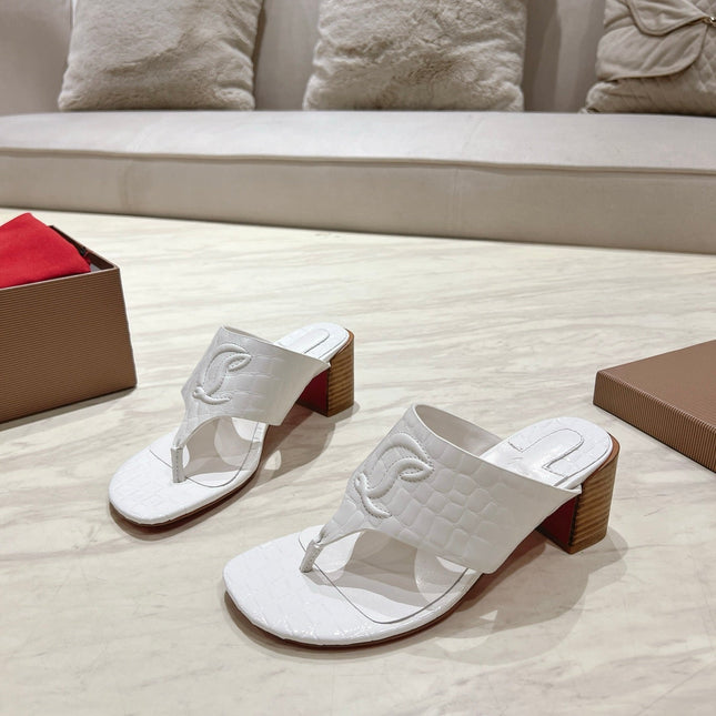 EMBOIDERED LOGO MULES IN WHITE EMBOSSED CALFSKIN