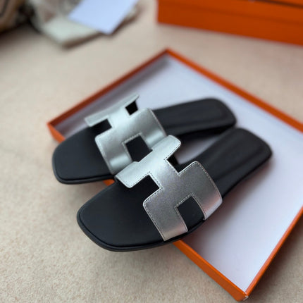 0RAN SANDALS IN SILVER CALFSKIN