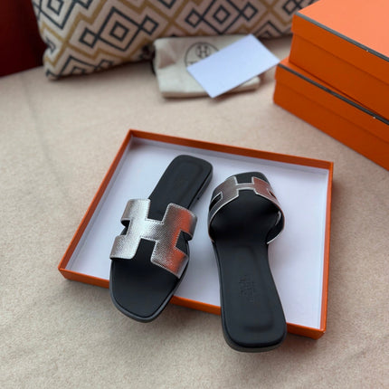 0RAN SANDALS IN SILVER CALFSKIN