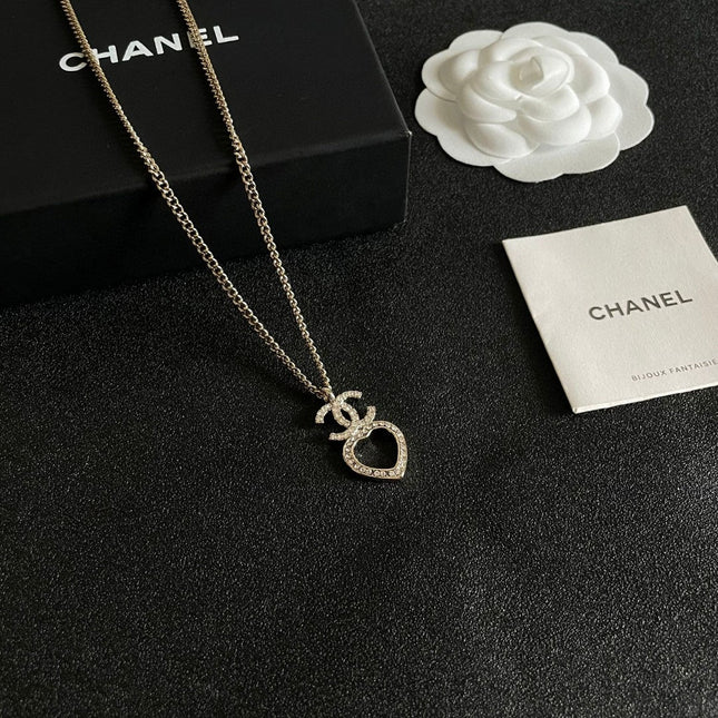 DOUBLE C HEART NECKLACE WITH CRYSTALS WHITE PEARLS AND SILVER METAL