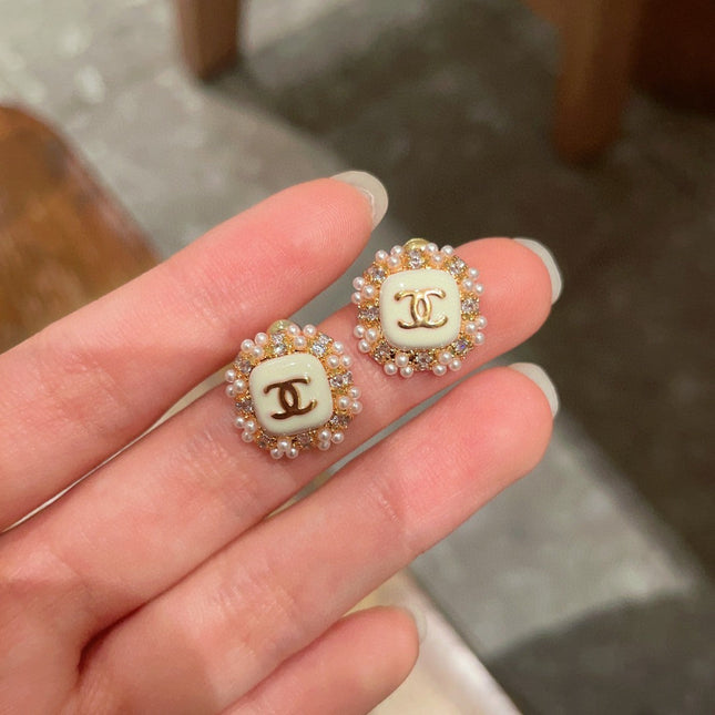 STUD EARRINGS SQUARE DOUBLE C IN GOLD METAL WHITE PEARL WHITE ENAMEL