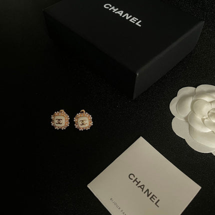 STUD EARRINGS SQUARE DOUBLE C IN GOLD METAL WHITE PEARL WHITE ENAMEL