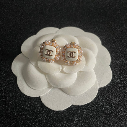 STUD EARRINGS SQUARE DOUBLE C IN GOLD METAL WHITE PEARL WHITE ENAMEL