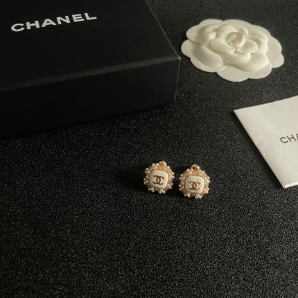 STUD EARRINGS SQUARE DOUBLE C IN GOLD METAL WHITE PEARL WHITE ENAMEL