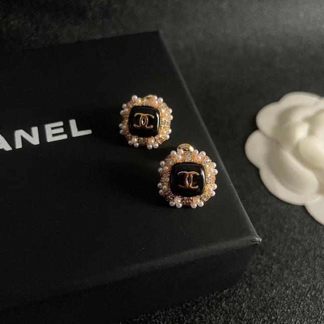 STUD EARRINGS SQUARE DOUBLE C IN GOLD METAL WHITE PEARL BLACK ENAMEL