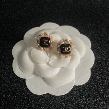STUD EARRINGS SQUARE DOUBLE C IN GOLD METAL WHITE PEARL BLACK ENAMEL