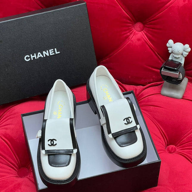 CC MOCCASIN LOAFER IN WHITE MIX BLACK LAMBSKIN