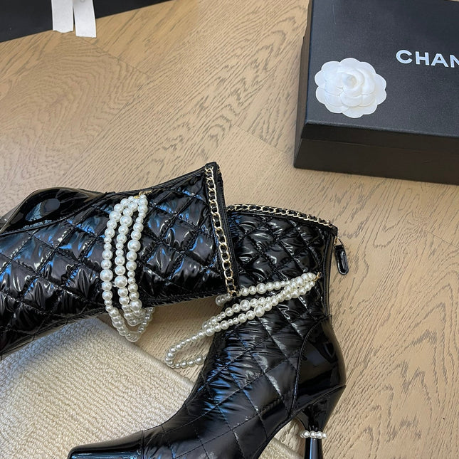 HIGH HEELS 8CM BOOTS IN BLACK CALFSKIN WITH PEARL CHAIN
