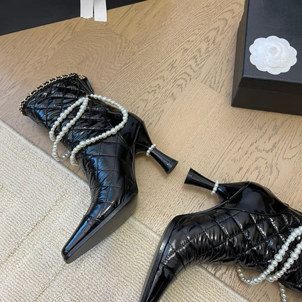 HIGH HEELS 8CM BOOTS IN BLACK CALFSKIN WITH PEARL CHAIN