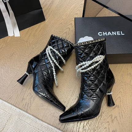 HIGH HEELS 8CM BOOTS IN BLACK CALFSKIN WITH PEARL CHAIN