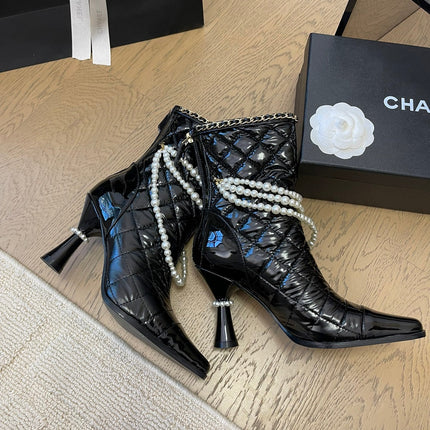 HIGH HEELS 8CM BOOTS IN BLACK CALFSKIN WITH PEARL CHAIN