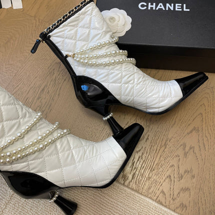 HIGH HEELS 8CM BOOTS IN WHITE MIX BLACK CALFSKIN WITH PEARL CHAIN