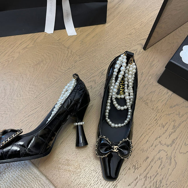 HIGH HEEL 8 CM IN BLACK CALFSKIN WITH PEARL CHAIN