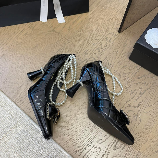 HIGH HEEL 8 CM IN BLACK CALFSKIN WITH PEARL CHAIN