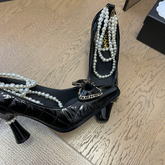 HIGH HEEL 8 CM IN BLACK CALFSKIN WITH PEARL CHAIN