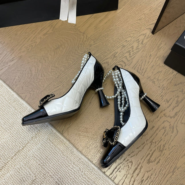 HIGH HEEL 8 CM IN WHITE MIX BLACK CALFSKIN WITH PEARL CHAIN