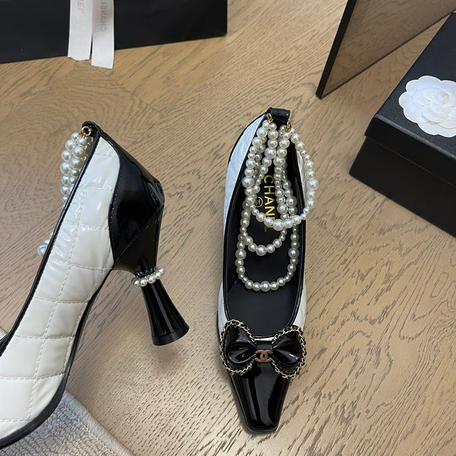 HIGH HEEL 8 CM IN WHITE MIX BLACK CALFSKIN WITH PEARL CHAIN