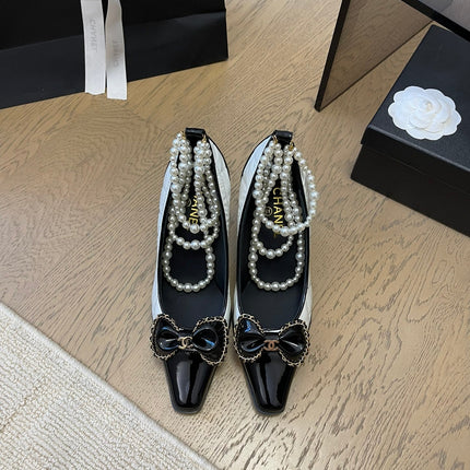 HIGH HEEL 8 CM IN WHITE MIX BLACK CALFSKIN WITH PEARL CHAIN