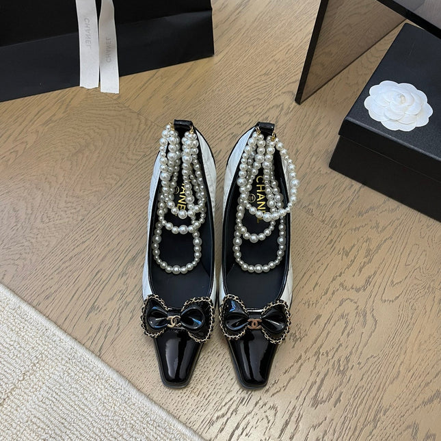 HIGH HEEL 8 CM IN WHITE MIX BLACK CALFSKIN WITH PEARL CHAIN