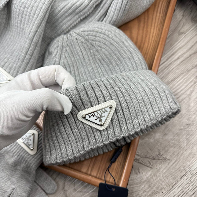 THREE-PIECES SET IN PALE GRAY WOOL AND ACRYLIC 406556