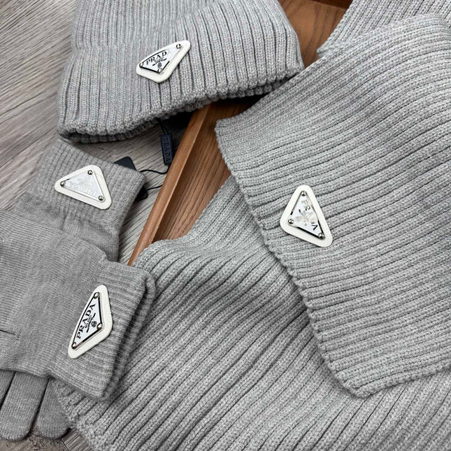 THREE-PIECES SET IN PALE GRAY WOOL AND ACRYLIC 406556