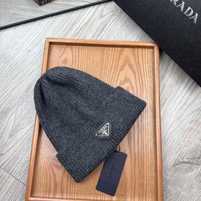 BEANIE HAT IN CHARCOAL GRAY WOOL 332391
