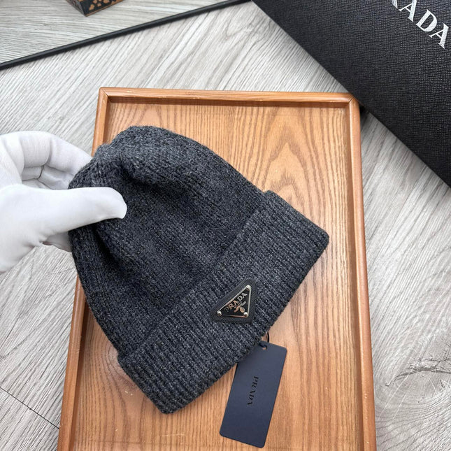 BEANIE HAT IN CHARCOAL GRAY WOOL 332391